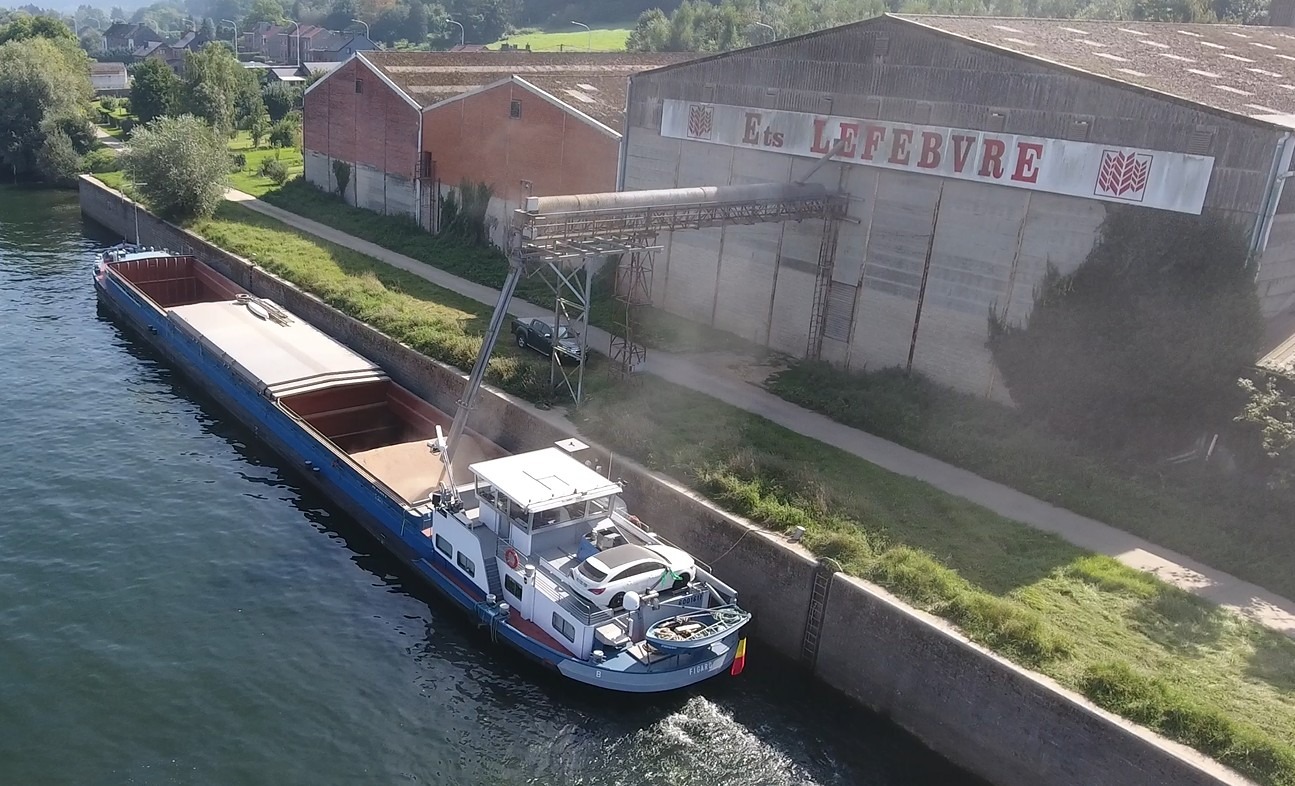 Quai de Gives sur la Meuse